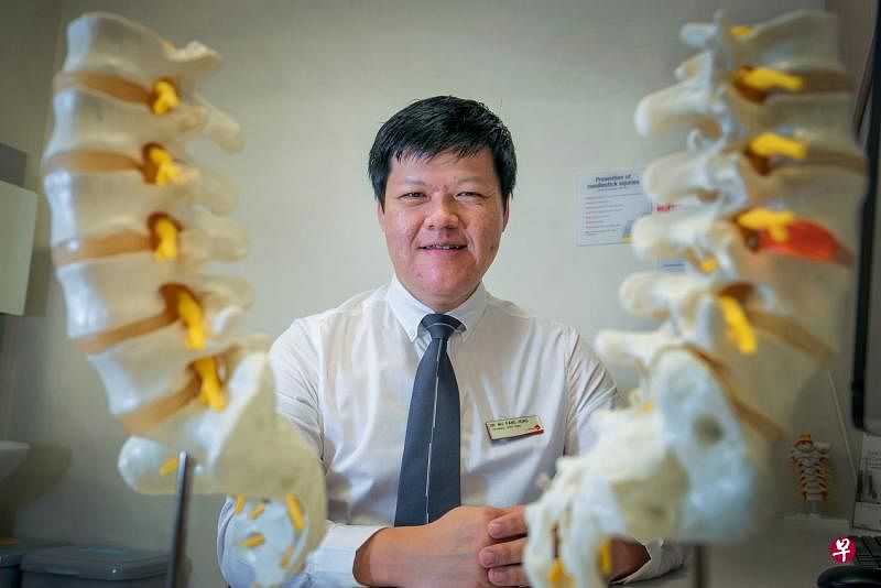 胡鹏鸿医生说，内窥镜脊柱手术是微创脊柱手术疗法的一种，其他较成熟的微创手术类型还包括管状或显微镜辅助手术。