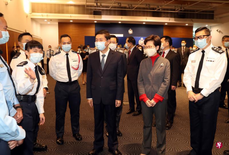 林郑月娥（前右二）和骆惠宁（前右三）等前天一同到香港警察总部和西九龙总区尖沙咀警署看望慰问警员。（新华社）