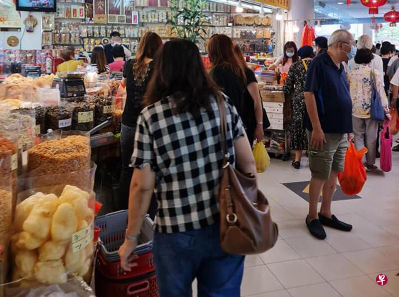 老板表示疫情下不允许顾客试吃，但到了繁忙时段，人潮较多时店员也难把关。（取自面簿） 
