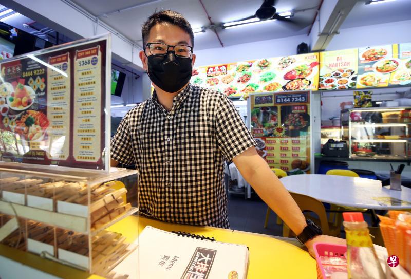 经营义顺“古早味”煮炒摊的李智聪透露，今年很难请到临时工，厨房临时工薪水原本一天130元，今年除夕可能达到300元。（萧紫薇摄）