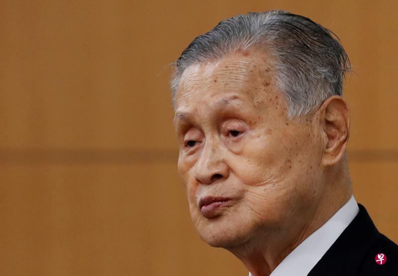 森喜朗昨天召开记者会回应性别歧视事件。（路透社）