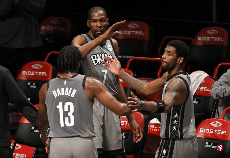 NBA全明星赛将于3月8日举办。首轮投票结果，网队三巨头杜兰特（中）、哈登（左）和欧文均榜上有名。（法新社）