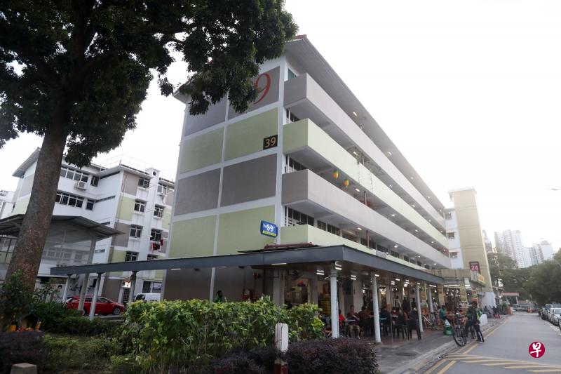 德曼花园路一带的住宅单位内有11名女子涉嫌赌博，被警方拘捕。（饶进礼摄）