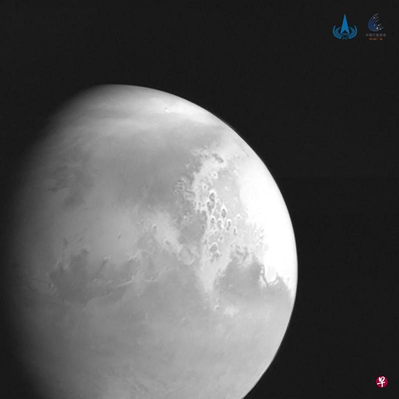 中国国家航天局昨天公布了“天问一号”在距离火星约220万公里处获取的首幅火星图像。（新华社）