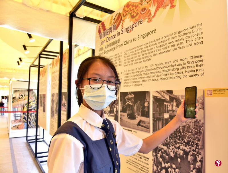 2021年春到河畔特展《醒狮纳福迎新春：新加坡的舞狮文化》，让访客通过观看学生导览员预录的视频认识有关舞狮的知识。图为安德逊中学学生导览员林芷晴。（特约伍书永摄）