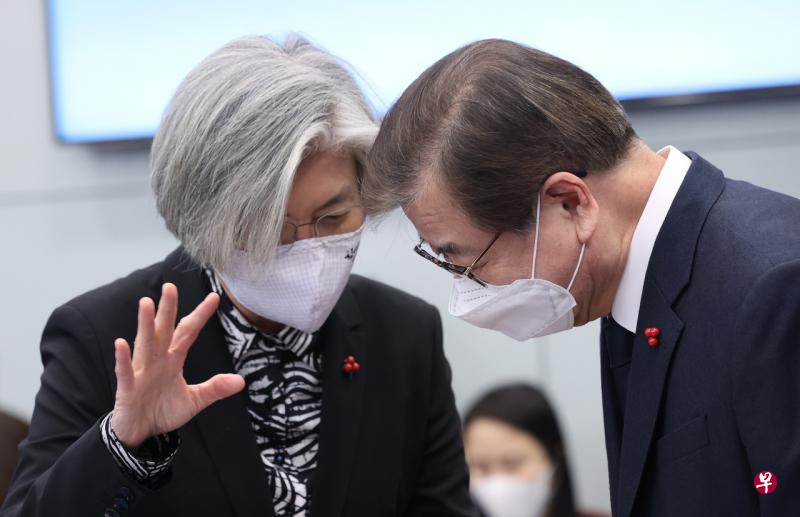 郑义溶（右）周二正式出任韩国外交部长，右为刚卸任外长康京和。（韩联社） 