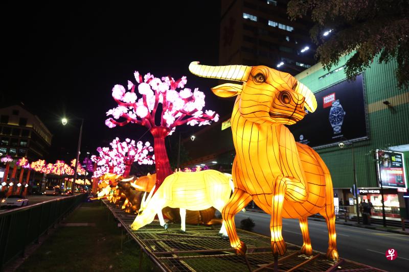 牛车水以牛为主题的灯饰配上农历新年贺语，迎接2021金牛年到来。（档案照）