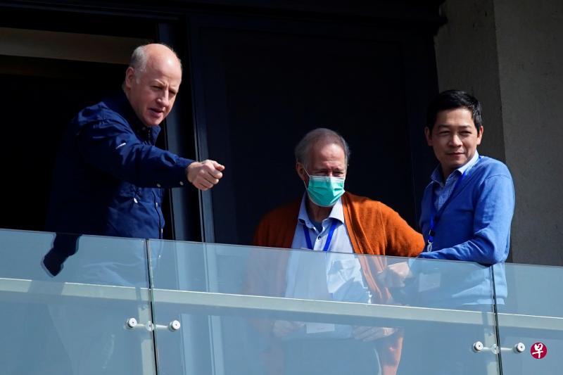 世卫专家组将结束武汉调查任务，今天下午将在酒店召开记者会。图为2月6日三名专家组成员在下榻的酒店阳台聊天。（路透社）