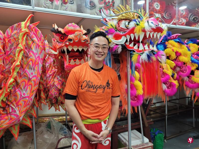 廖为浤笑称，每年新年的采青活动，自己任职的银行都会邀请他们的舞龙队前去表演。（受访者提供）