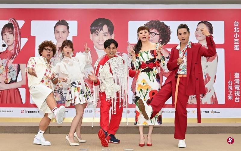 黄子佼（中）为了疫情今年不办婚礼，但是主持除夕特备节目《2021超级巨星红白艺能大赏》他怎么可以缺席？（星和娱乐提供）