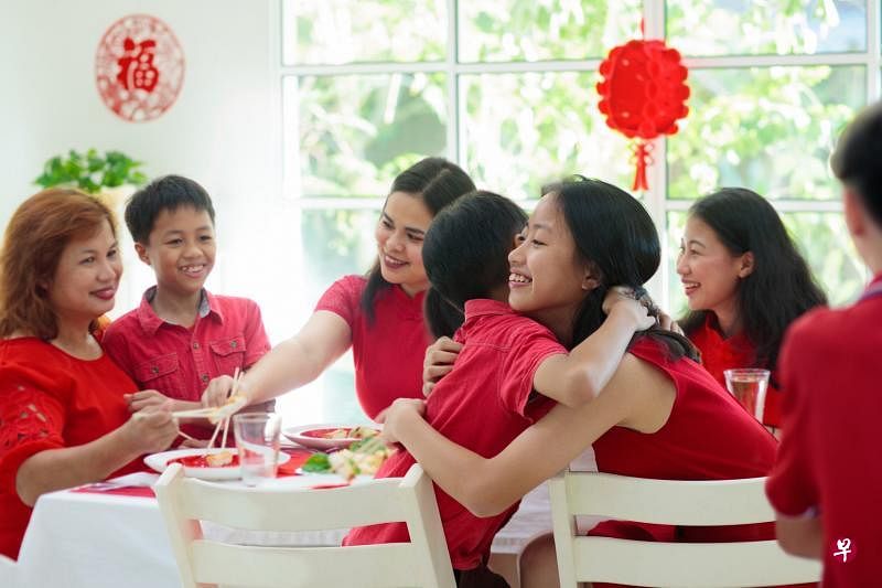 疫情下一家人新年聚餐，只要注意防疫，也可以大快朵颐。（iStock图片）