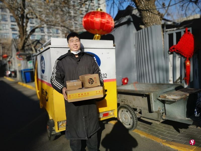 在北京做了六年快递的小程第一次留守北京过年，也是他最后一次在京就地过年。春节过后，他准备返乡找对象成家，在老家江西婺源安顿下来。（孟丹丹摄）