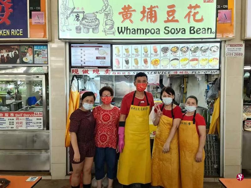 女老板胡丽珠说，10间分店2月14日送免费豆花给顾客。（受访者提供） 