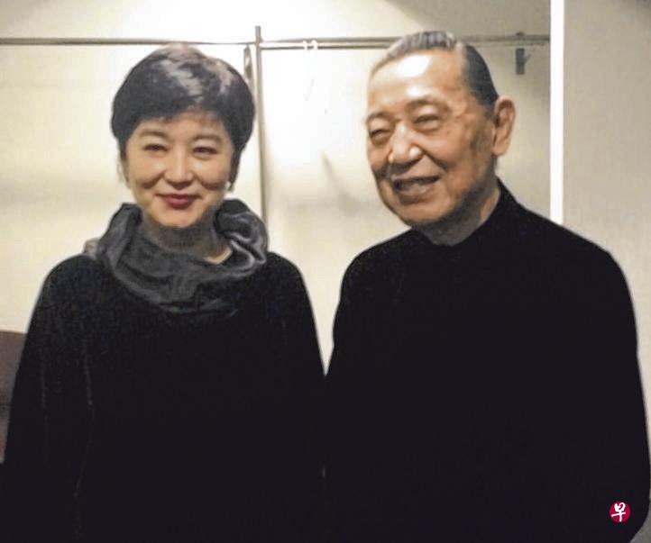 2013年11月傅聪（右）去香港演奏，与林青霞于后台合影。（作者提供）