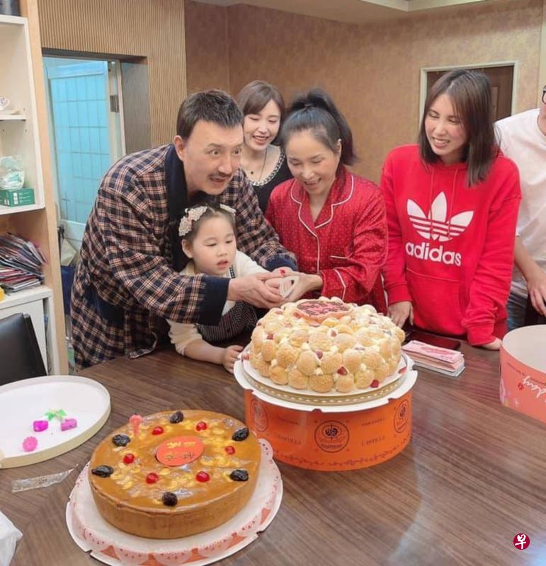 余苑绮（右一）帮3月生日的爸爸余天（左一）提前过生日。（面簿图）