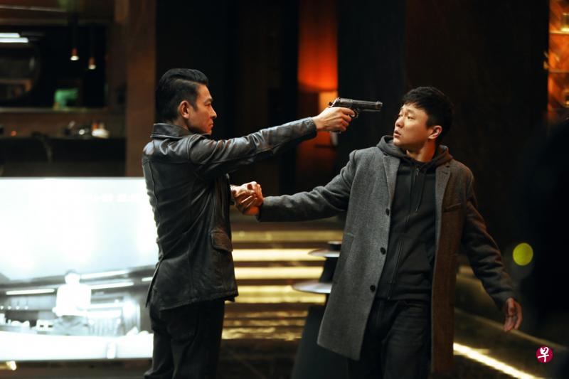 刘德华（左）和肖央主演的《人潮汹涌》三天进账32万元。（嘉华提供）