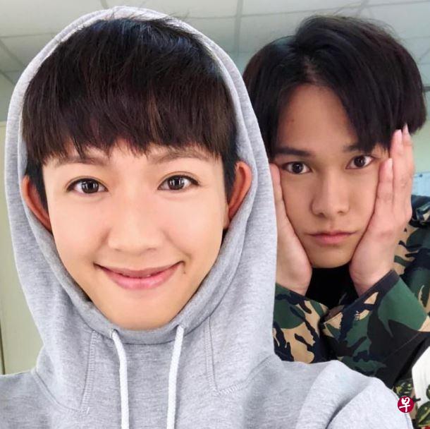 蔡思贝（左）和绯闻男友胡鸿钧一起向家长拜年。（互联网）