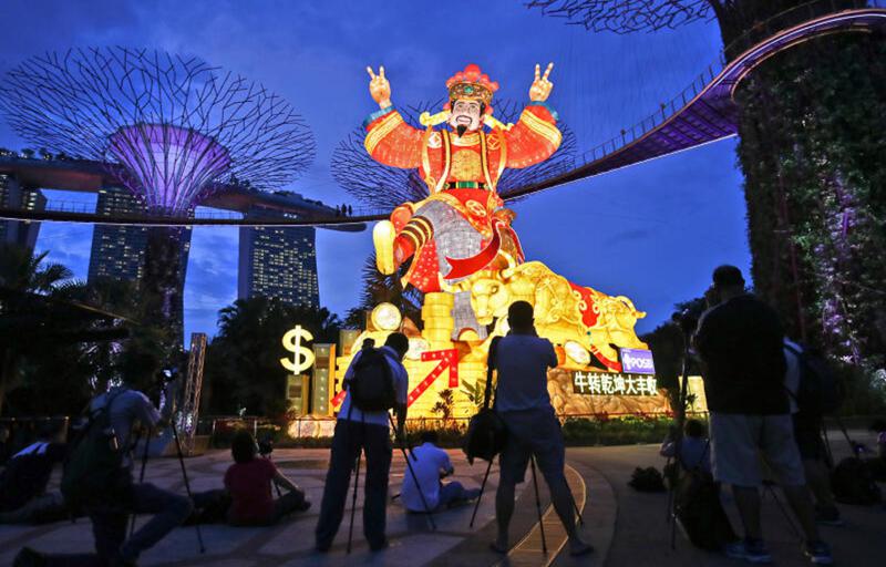 偏财可遇不可求，应顺其自然，财神上门时更添惊喜。图为“春到河畔2021”的财神爷造型。（档案照）