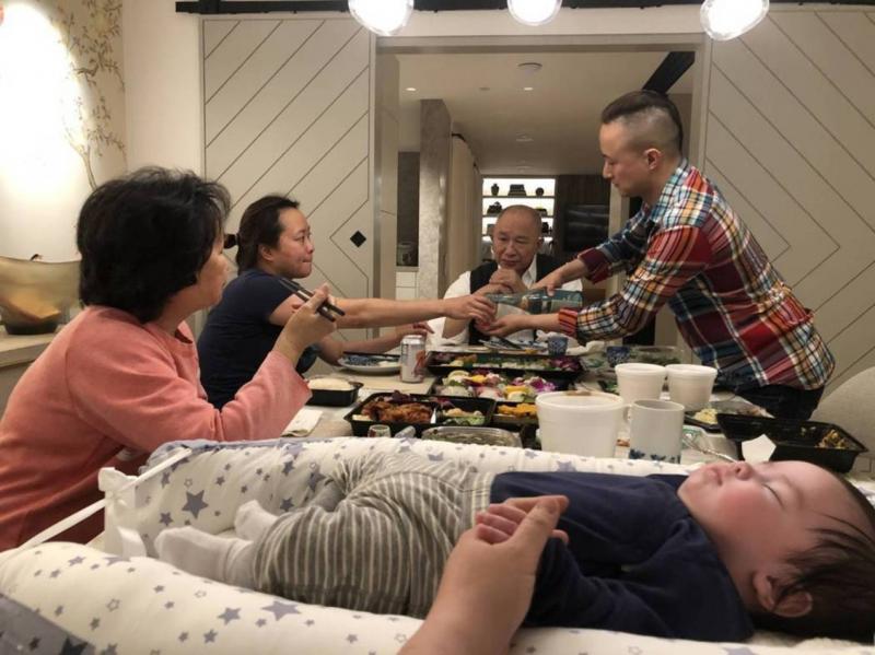 吴宇森一家欢喜相聚吃年夜饭。（互联网）