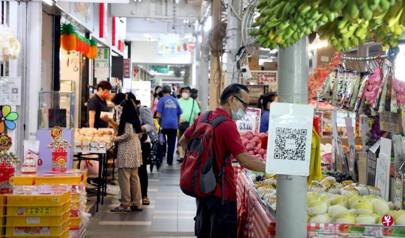 政府将向130万户本地家庭发放每户100元的社理会生活补助券，鼓励国人到邻里消费。（何炳耀摄）