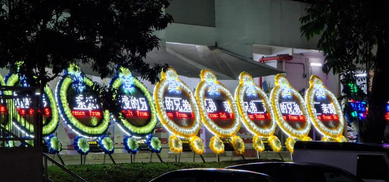 龙俊伟灵堂摆放了约20个电子花圈。（刘启成摄）
