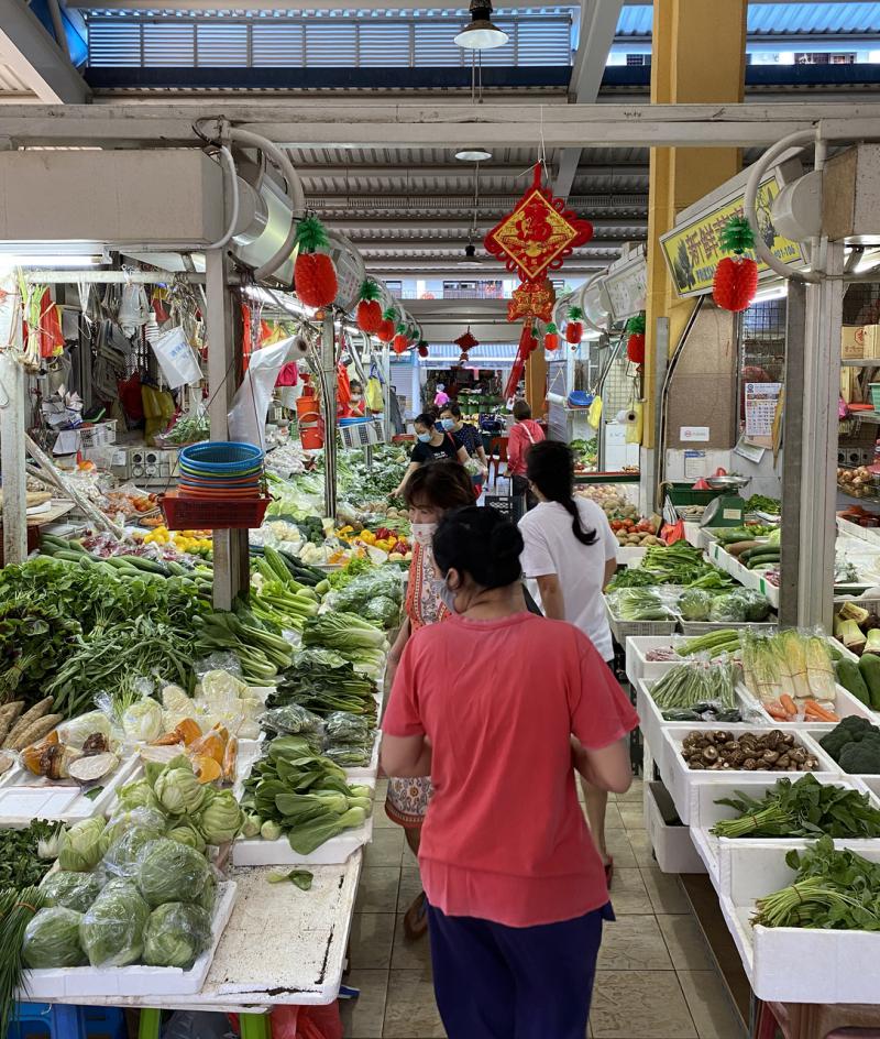 不少顾客2月18日早上到巴刹购买“七样羹”的食材。（王钲扬摄） 