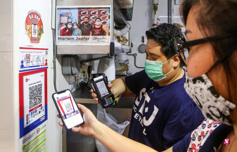 我国的1万8000多名摊贩中，有超过一半已开通电子付费选项。（档案照） 