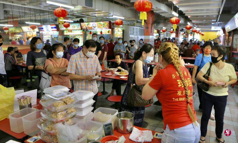 昨天是年初七人日，牛车水大厦的老字号鱼生摊位“珍姐美食”顾客络绎不绝。摊主刘燕芬说，今年为人日准备了约1300份鱼生，整体生意比去年多了5％至10％。（龙国雄摄）