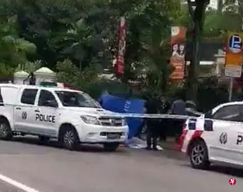 司机在车内昏迷，医护人员抵达后为他进行心肺复苏术，但抢救无效。（取自网络） 