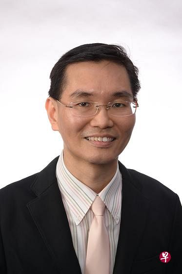 蔡建永副教授提醒人们使用空气净化器时要确保机器的空气吸口和出口没被挡住，并关上所有门窗。