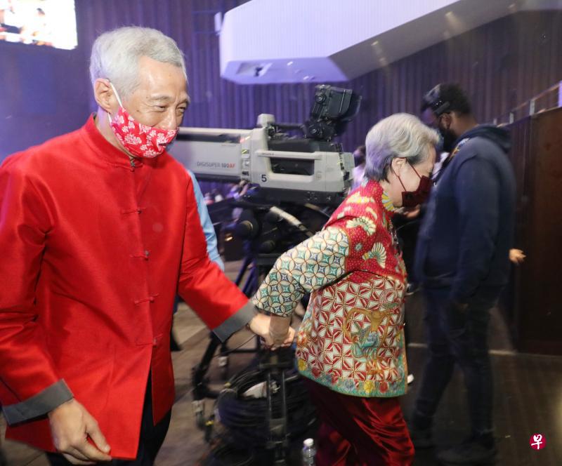 李显龙总理（左）和夫人何晶昨晚出席首次在线上直播的妆艺大游行，并主持开幕仪式。（邝启聪摄）