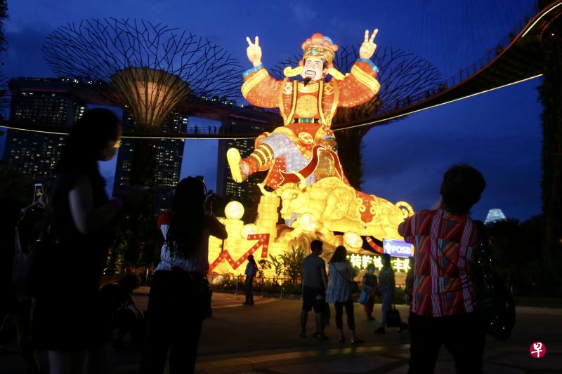 今年的春到河畔亮点包括24个精美灯饰、巨型财神爷，以及舞狮文化特展。（邬福梁摄）