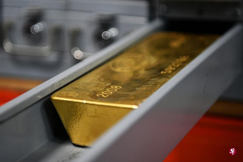金价今年来已下跌逾6％，但有分析师认为金价中长期仍将受益于持续的宽松货币政策和较低的实际利率。（档案照片）