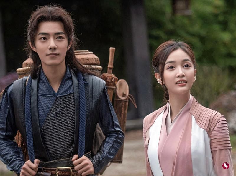 肖战（左）剧中拥有双生武魂，踏上成为魂师之路，与吴宣仪（右）等五个性格各异的伙伴组成“史兰克七怪”。