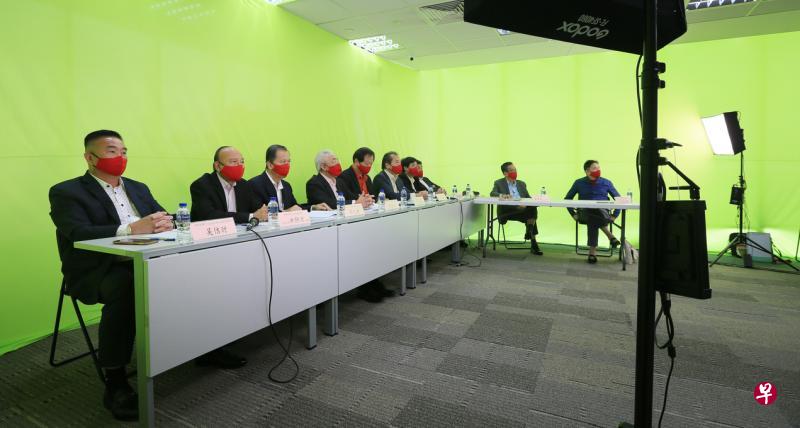 潮州八邑会馆线上召开第87次常年会员大会。左起是副会长吴佶财、副会长洪静源、前会长蔡纪典、会长曾建权、署理会长吴木兴、副会长林宝顺、副会长杨应群、副会长陈展鹏、总务卓林茂及财政沈茂強。（龙国雄摄）