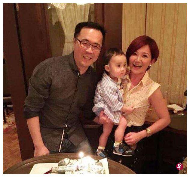 梁静茹与前夫赵元同、儿子合影。（互联网） 