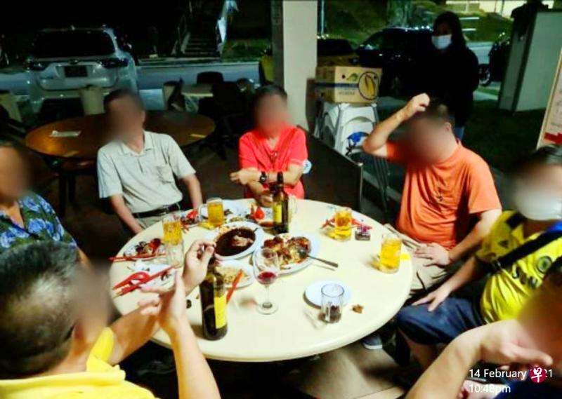 在勿洛南3道第69座组屋楼下Food Park咖啡店营业的第八号档口，因于14日被发现允许食客在晚上10时30分后饮酒，遭新加坡食品局下令从本月19日起停业10天。（新加坡食品局提供） 