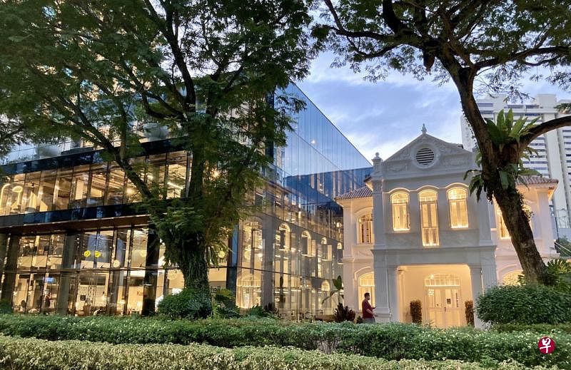 明古连街的南洋老建筑和现代家具展示厅夜晚格外显眼，灯火璀璨，相映成趣。（蓝郁摄）