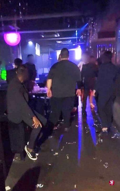One Min Club因让超过八名顾客群聚，还允许女公关在顾客间串场被重罚。（新加坡旅游局提供）