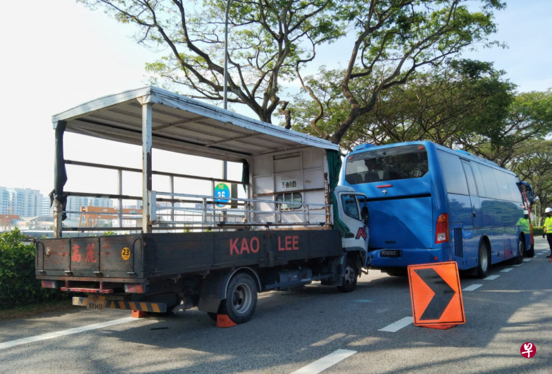 车祸地点是朝往大士方向的泛岛高速公路。（曾薪机摄） 