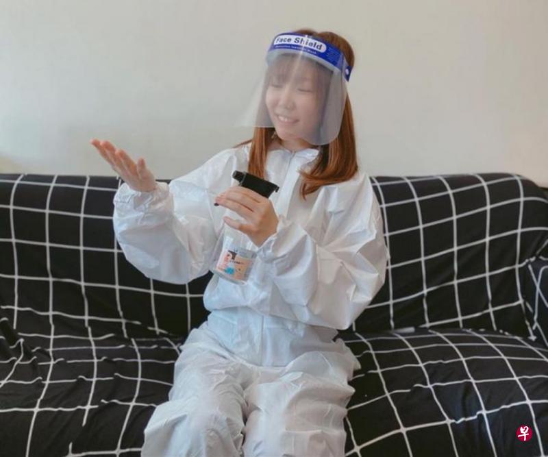 魏妙如回新时，穿着防护衣上飞机。（受访者提供）