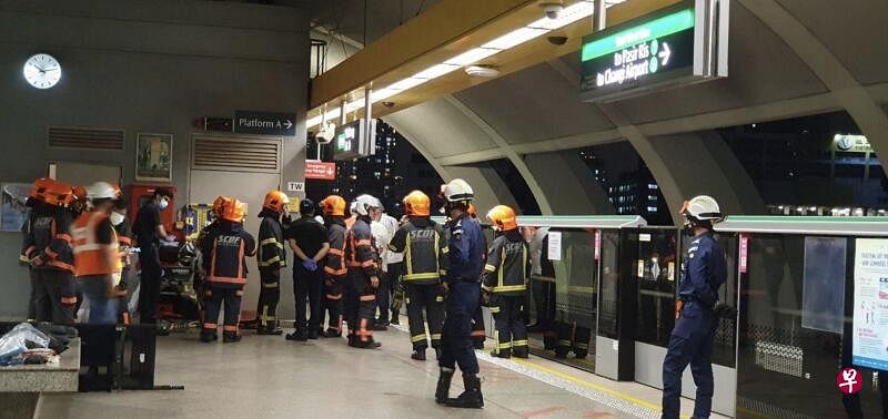 超过10名民防人员在加冷地铁站末端一处，严阵以待。（取自网络）