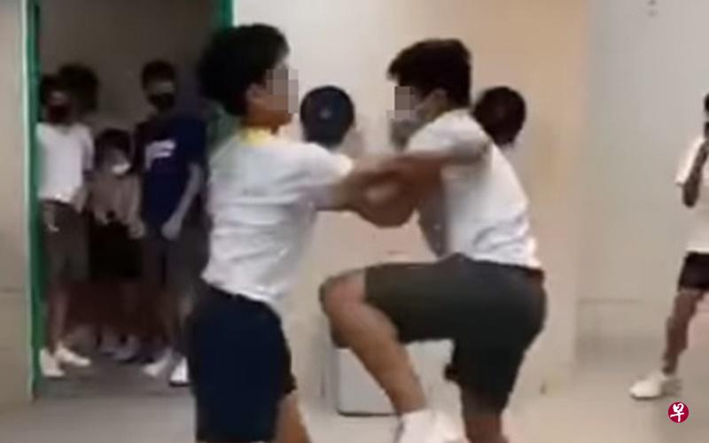两名中学生在厕所打斗，多名同学在旁围观。（取自网络） 