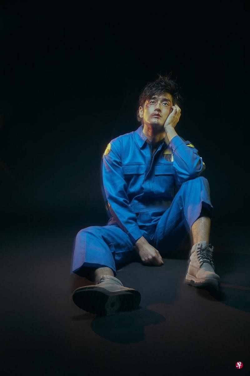 向洋不介意将自己的俊俏脸孔画成大花脸。（华纳音乐提供）