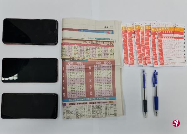 警方在行动中起获300元现金和三台手机等证物。（新加坡警察部队提供） 