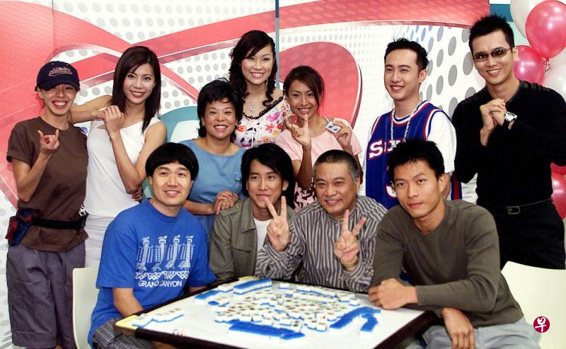 吴孟达（前排右二）2004年来新拍摄优频道情境剧《恭喜发财》，在本地待了三个月。前排左一为李文海。（档案照）