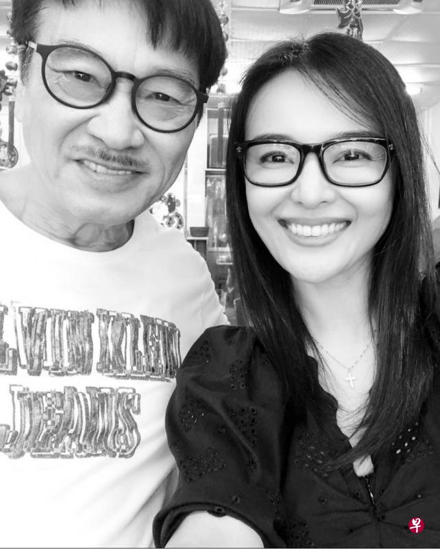 洪乙心（右）赞吴孟达亲切，没有架子。 （互联网）