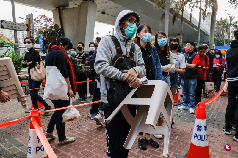 支持被捕泛民主派人士的香港市民今早在法院外排队等候进入。（路透社）