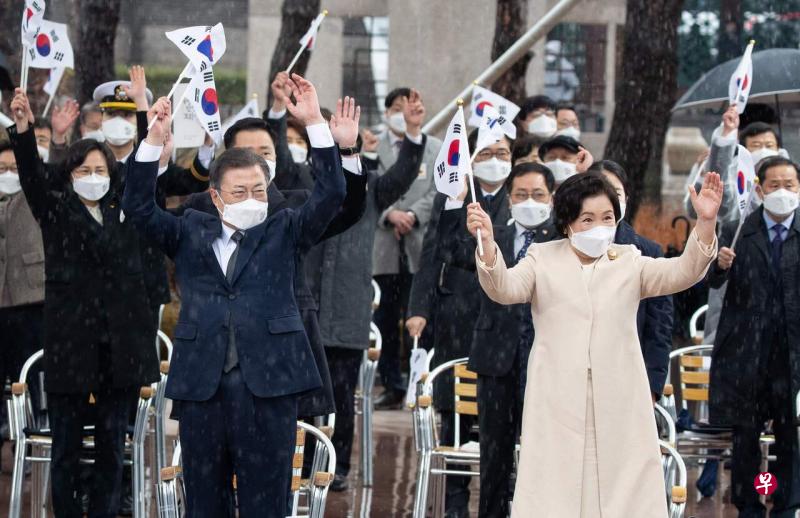 3月1日，文在寅和他的夫人一起出席三一独立运动102周年纪念活动。（法新社） 