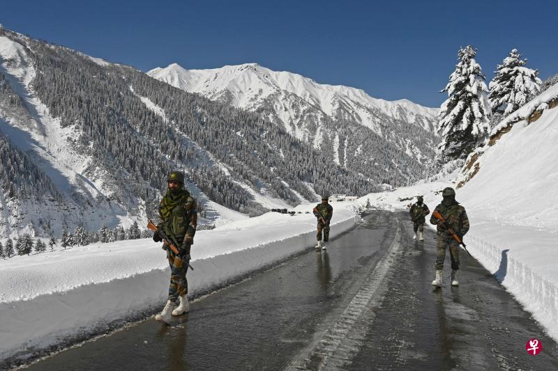 印度士兵2月28日在通往印中两国边境地区拉达克（Ladakh）的道路上巡逻。（法新社）